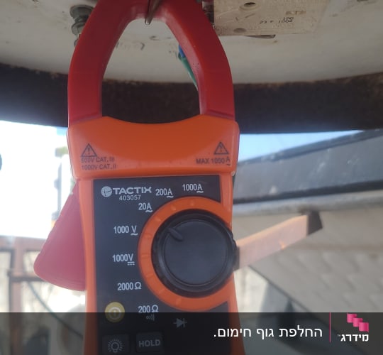 מד מתח מחובר לדוד שמש עם חיבורים חשמליים